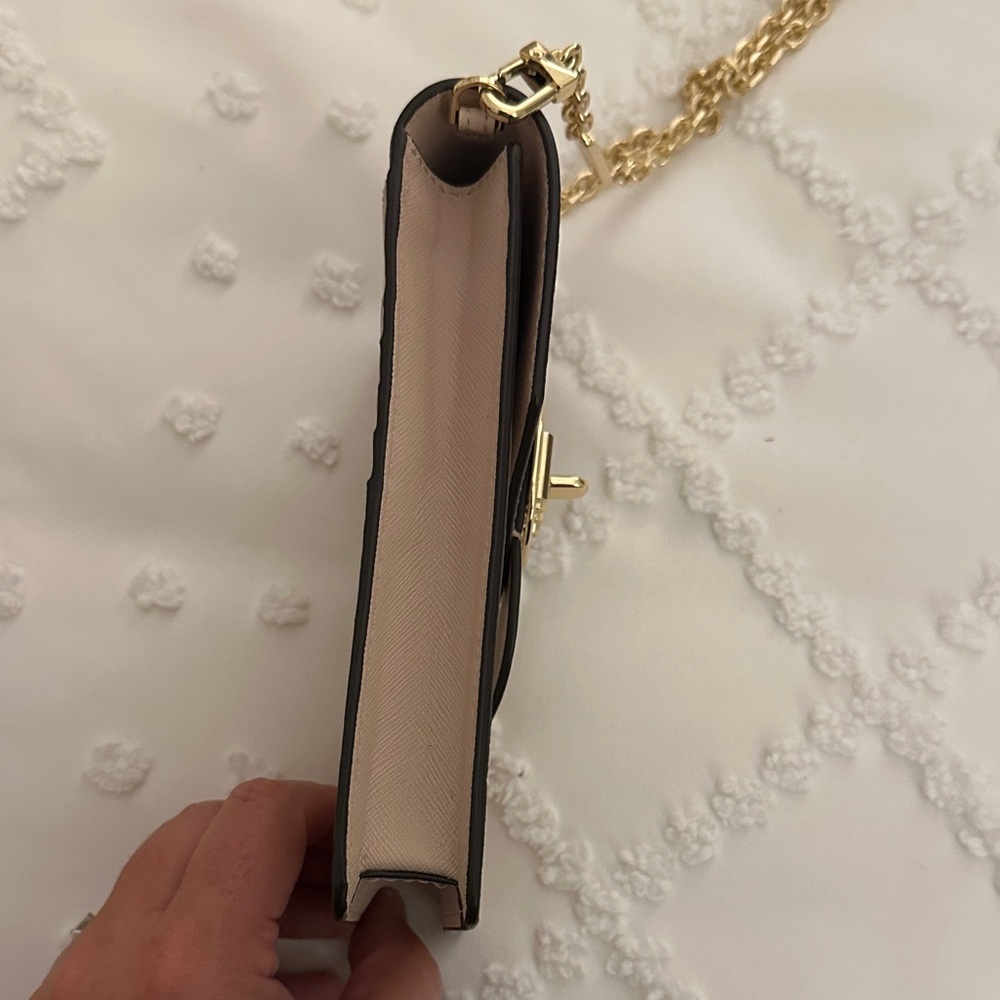 Elegant Beige and Cream Crossbody Bag - Picture 3 of 7